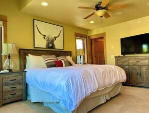 3 bedrooms, desk, iron/ironing board, free WiFi - Cozy Home steps from Town Center, with a Stunning View of the Mountains! (Big Sky)