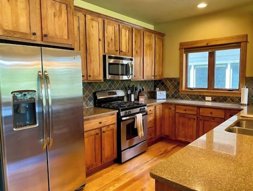 Cozy Home steps from Town Center, with a Stunning View of the Mountains!