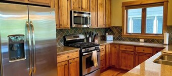 Cozy Home steps from Town Center, with a Stunning View of the Mountains!