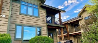 Cozy Home steps from Town Center, with a Stunning View of the Mountains!