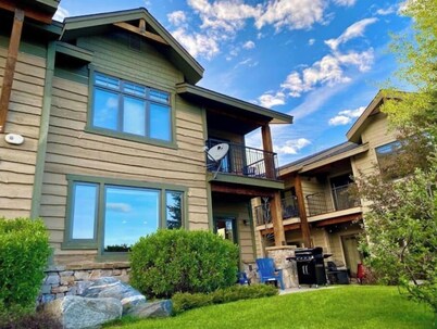 Cozy Home steps from Town Center, with a Stunning View of the Mountains!