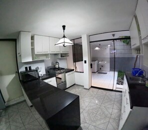 Jääkaappi, mikroaaltouuni, uuni, liesi