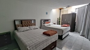 3 makuuhuonetta, silitysrauta/-lauta, ilmainen Wi-Fi, vuodevaatteet