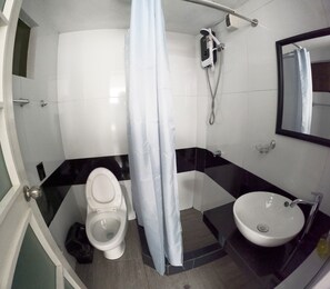 Suihku, pyyhkeet, saippua, vessapaperi