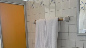 Basic Shared Dormitory | Bathroom - Hotel Santa Barbara (Mazatlán)