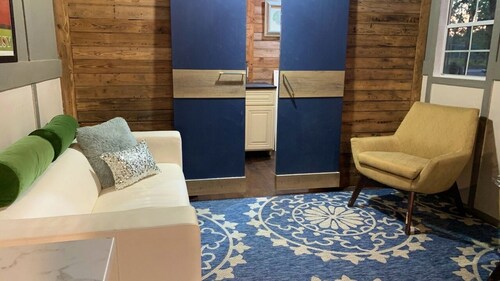 New modern cabin on a beautiful  shaded property across from Honey Creek Bridge.