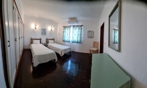 3 chambres, fer et planche à repasser, Wi-Fi, draps fournis