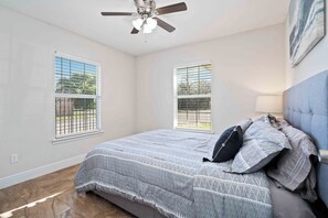 Een strijkplank/strijkijzer, wifi, beddengoed