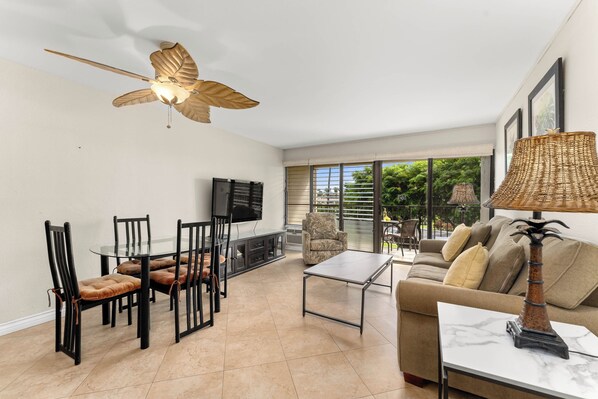 コンドミニアム クイーンベッド 1 台ソファーベッド付き バルコニー マウンテンビュー | 内装