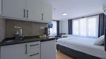 Suite estudio superior, 1 cama King size y sofá cama, balcón, vista a la montaña | Cocina privada | Refrigerador, microondas, parrilla de estufa y tetera eléctrica