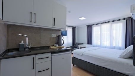 Refrigerador, microondas, placa de cocina, tetera/pava eléctrica