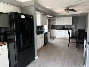 Kühlschrank, Mikrowelle, Ofen, Herdplatte