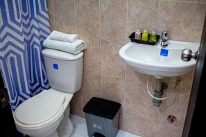 Premium Triple Room | Bathroom - Hotel Ruta Del Mar (Santa Marta)