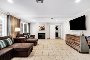 Smart TV, fireplace - TexMex House – Spacious Family Retreat - Sleeps 16 -  Near All Attractions (San Antonio)