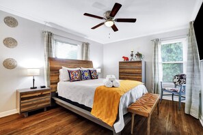 4 bedrooms, iron/ironing board, travel cot, free WiFi - TexMex House – Spacious Family Retreat - Sleeps 16 -  Near All Attractions (San Antonio)