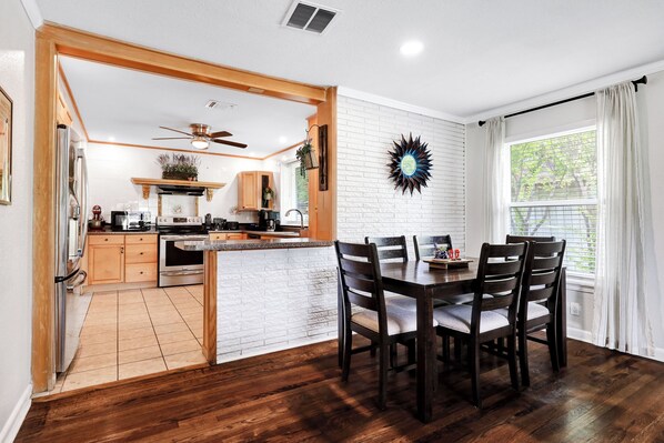 Dining - TexMex House – Spacious Family Retreat - Sleeps 16 -  Near All Attractions (San Antonio)