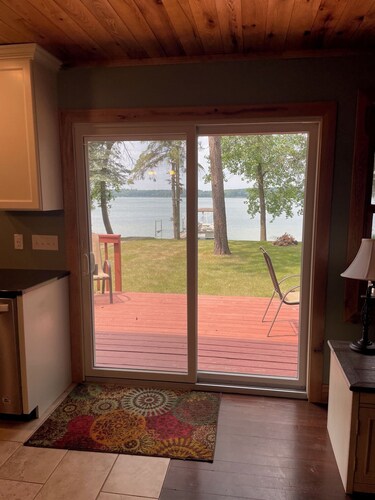 Fabulous Duck Lake Cabin just steps from the water!