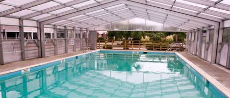 Alberca techada y alberca al aire libre