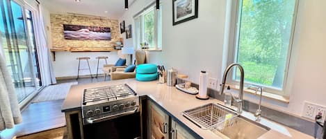 Réfrigérateur, four à micro-ondes, un four, surface de cuisson