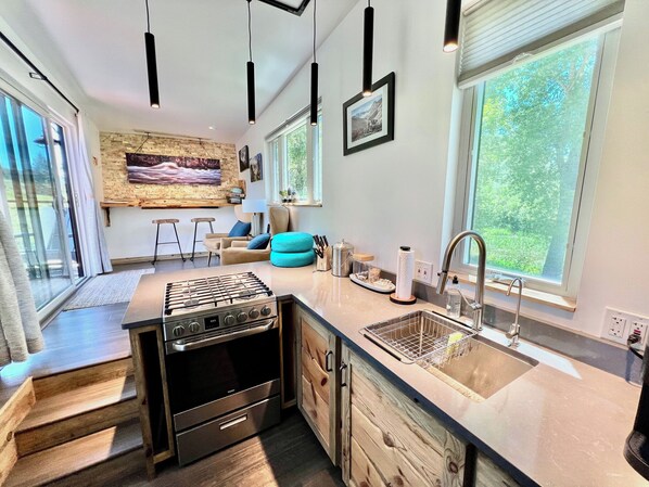 Refrigerador, microondas, horno y parrilla de estufa 