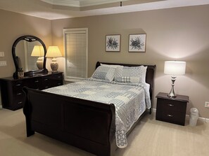 4 slaapkamers, een bureau, een strijkplank/strijkijzer, gratis wifi