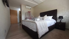 2 habitaciones, tabla de planchar con plancha, cuna de viaje y wifi 