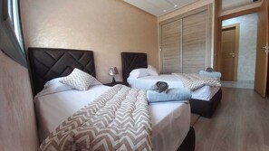 2 slaapkamers, een strijkplank/strijkijzer, reisbedje, wifi