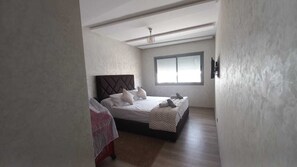 2 habitaciones, tabla de planchar con plancha, cuna de viaje y wifi 