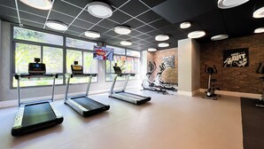 A gym with treadmills, stationary bikes, and an exercise bike. - New studio in Pinheiros - Great Location - comfort - safety (Pinheiros São Paulo)
