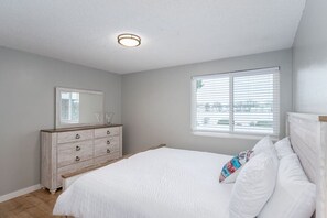 4 bedrooms, desk, iron/ironing board, travel crib