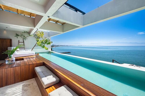 Amazing Oceanfront Villa with private pool