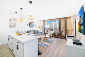 Smart TV - Gorgeous Condo w/ Ocean View, Near Beach + Parking (Honolulu)