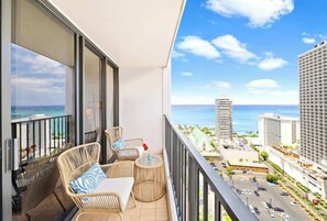 Property grounds - Gorgeous Condo w/ Ocean View, Near Beach + Parking (Honolulu)