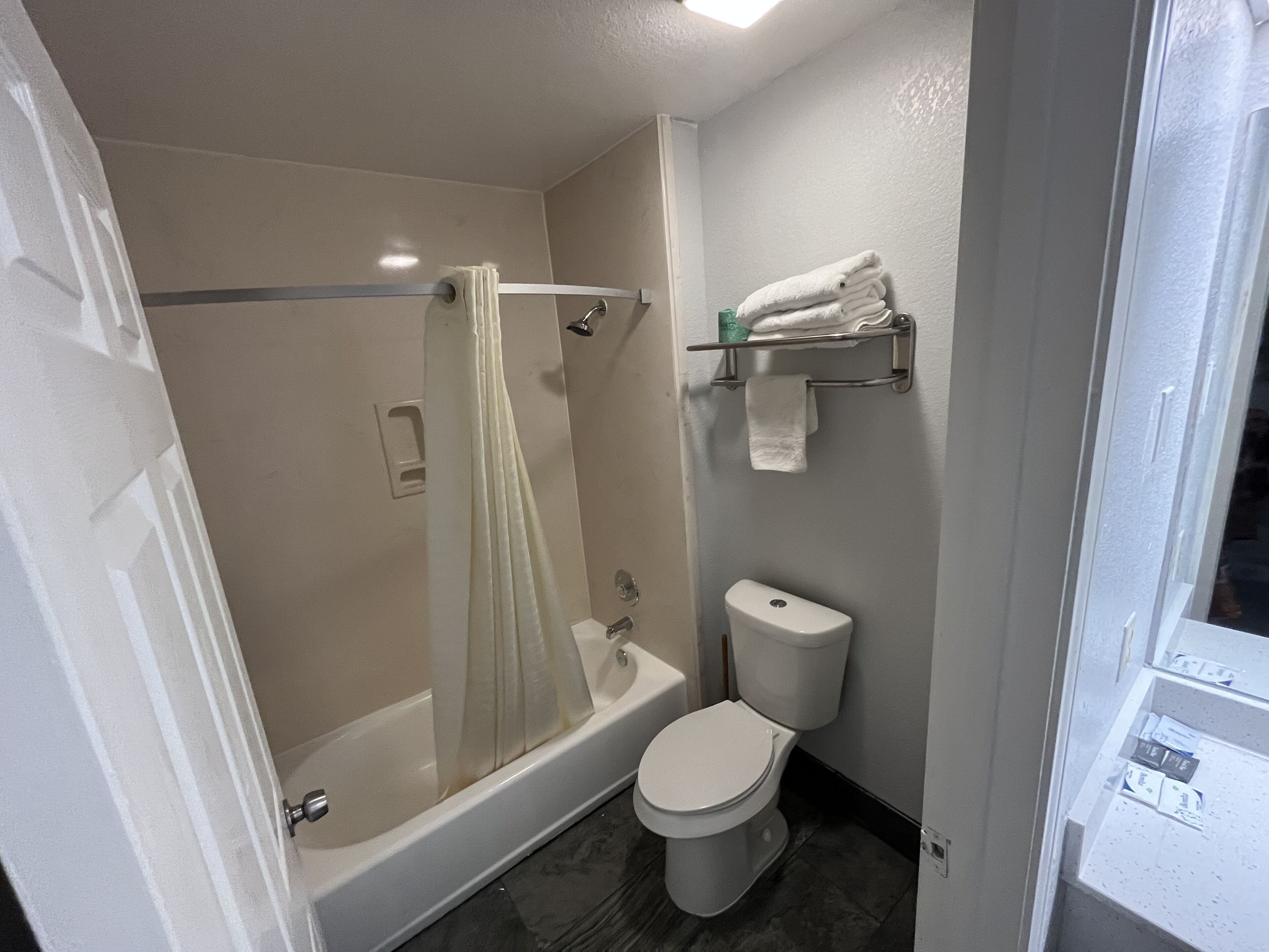 Bañera con ducha, artículos de tocador gratuitos, toallas, jabón