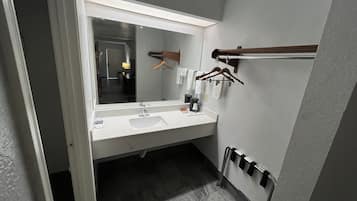2 Queen Deluxe Suites | Bathroom