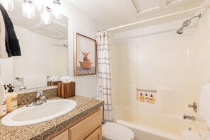 Kombination af bruser/badekar, hårtørrer, håndklæder