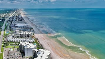 Beach nearby, sun loungers, beach towels