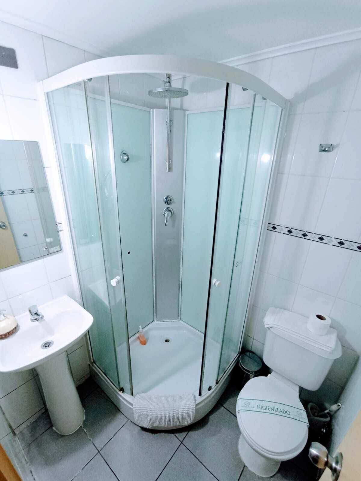 Secador de pelo, toallas, jabón y champú