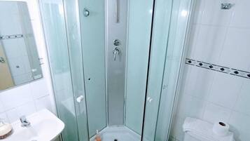 Haartrockner, Handtücher, Seife, Shampoo