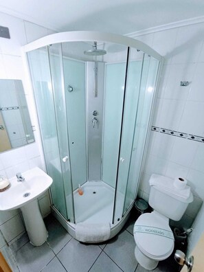 Hiustenkuivaaja, pyyhkeet, saippua, sampoo