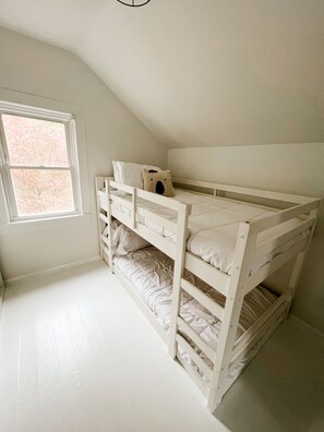 4 bedrooms, free WiFi, bed sheets - Christmas Tree Farm - Evergreen Escape (Berrien Center)