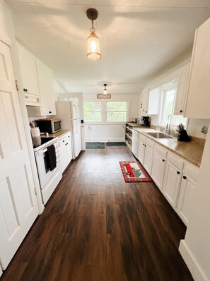 Fridge, microwave, oven, stovetop - Christmas Tree Farm - Evergreen Escape (Berrien Center)