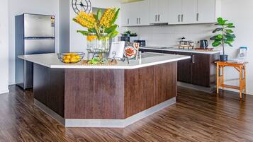 Microondas, horno, placa de cocina, lavavajillas