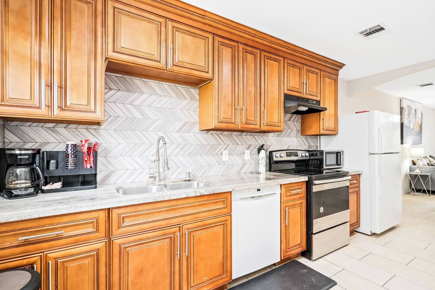 Een koelkast, een magnetron, een oven, een kookplaat