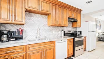 Een koelkast, een magnetron, een oven, een kookplaat