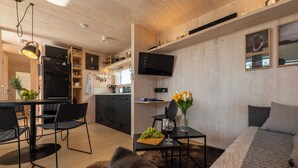 Un espace de vie moderne comprenant une cuisine, un coin repas et un espace détente.