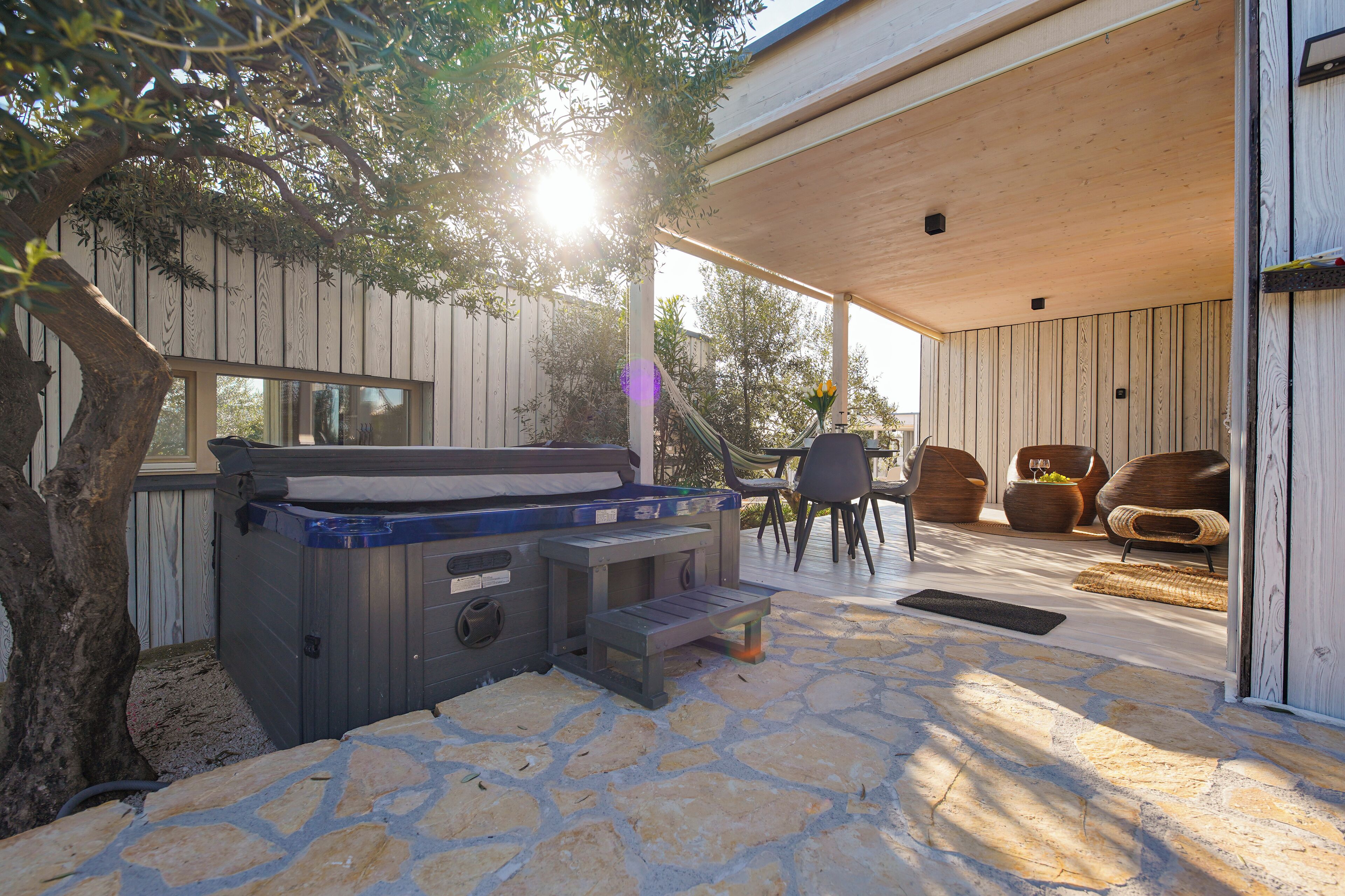 Villa | Outdoor spa tub