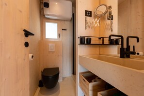 ヴィラ | バスルーム | シャワー、ヘアドラ イヤー、タオル