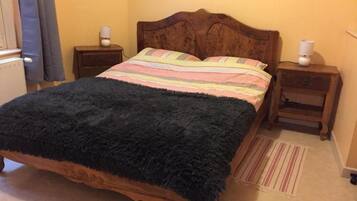1 bedroom, desk, travel crib, free WiFi