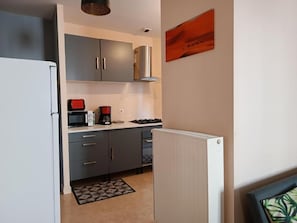 Réfrigérateur, micro-ondes, plaque de cuisson, cafetiÚre/bouilloire